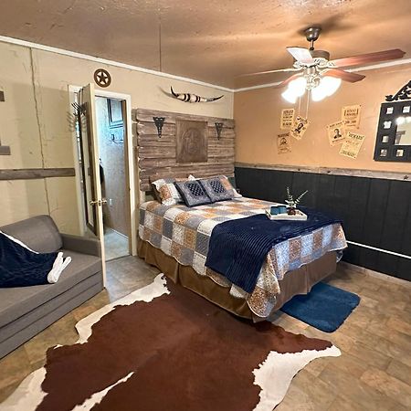 Acorn Hideaways Canton Rustic Old West Frontier Suite 外观 照片