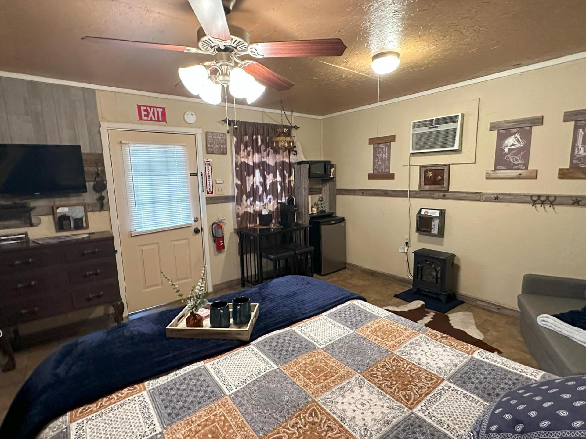 Acorn Hideaways Canton Rustic Old West Frontier Suite 外观 照片
