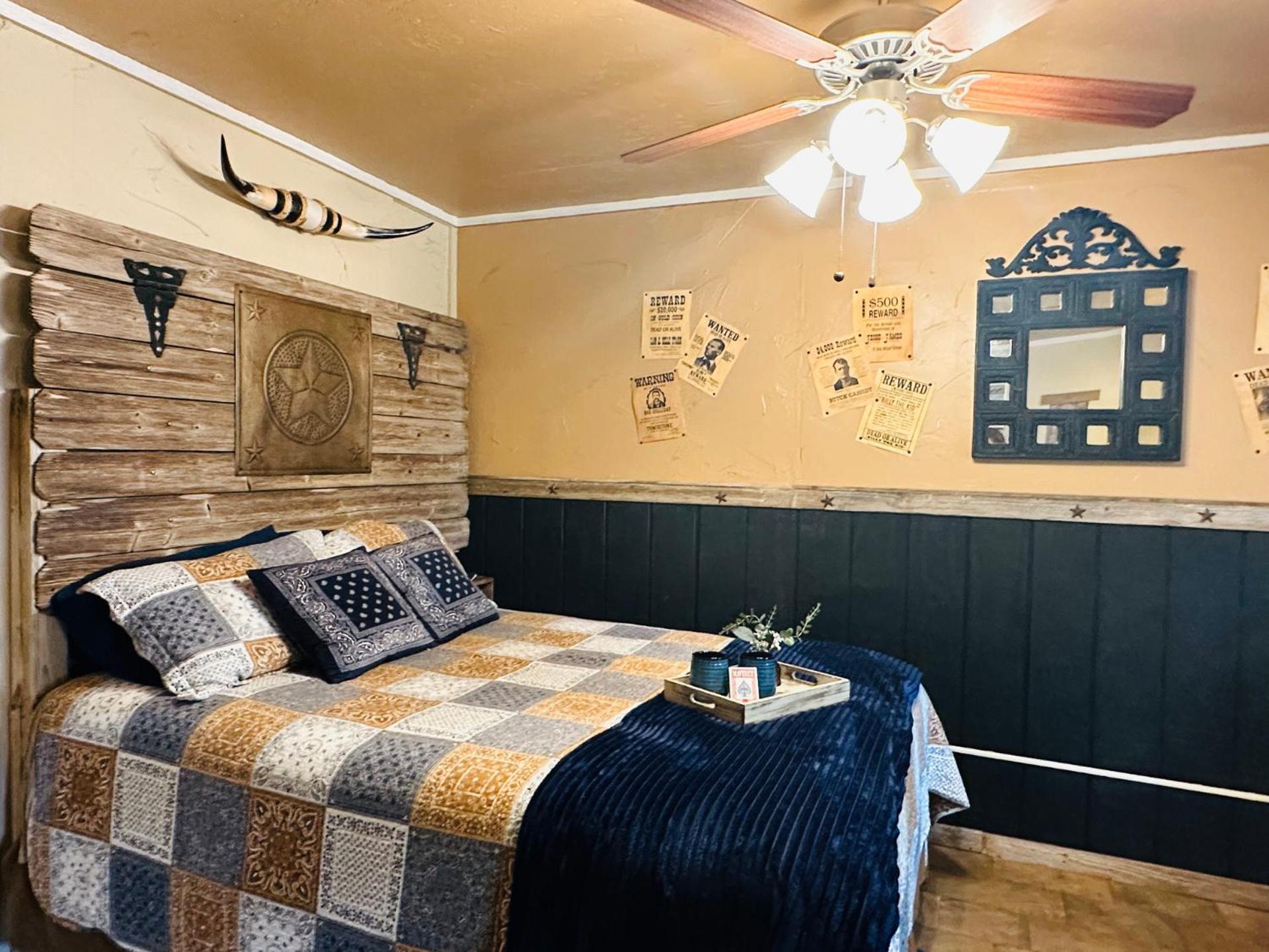 Acorn Hideaways Canton Rustic Old West Frontier Suite 外观 照片